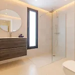 Modern With Heated Pool & Bbq Next To The *