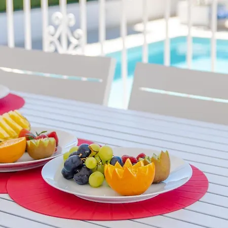 Modern With Heated Pool & Bbq Next To The *