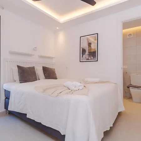 Modern With Heated Pool & Bbq Next To The