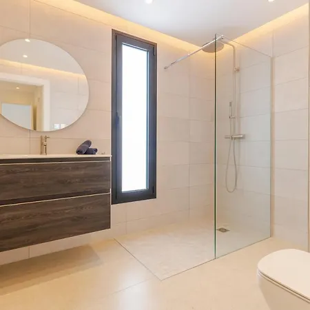 Modern With Heated Pool & Bbq Next To The *